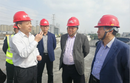 11.8上午，郑董陪同城投冯董一行调研艮山快速路二标_meitu_1.jpg
